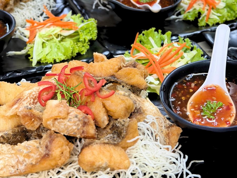 ปลากะพงทอดรังทอง MUMTAS Signature