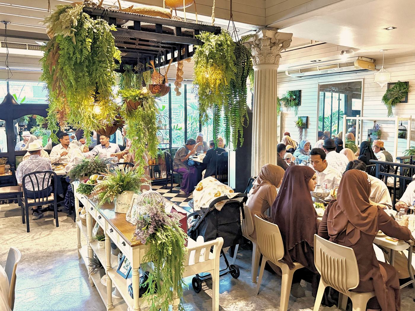 แขกนั่งทานอาหารบรรยากาศอบอุ่น MUMTAS