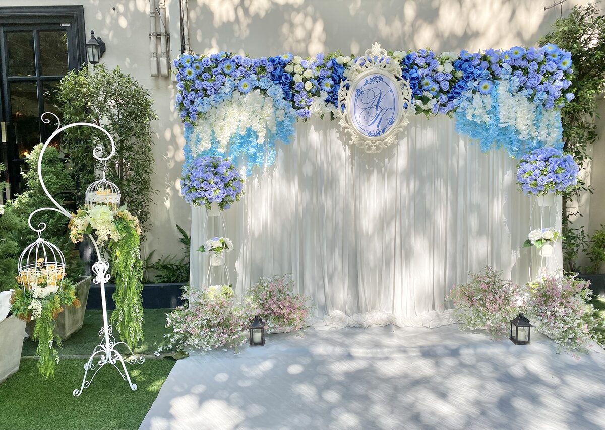 Backdrop ตกแต่งดอกไม้สีฟ้าและขาว ทางเข้างานแต่งงาน MUMTAS