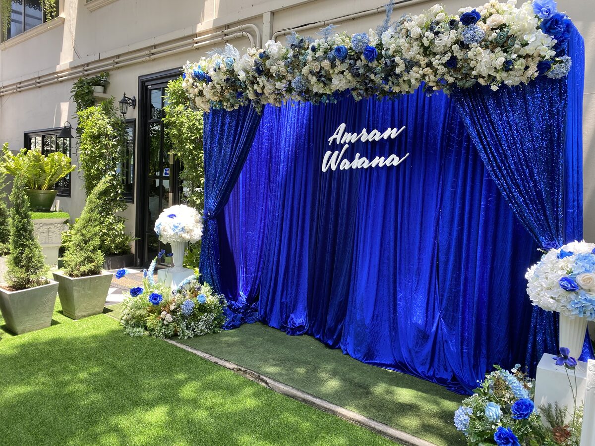 Backdrop สีน้ำเงินพร้อมดอกไม้ สไตล์หรูหรา MUMTAS