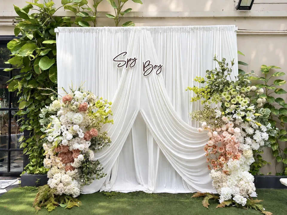 Backdrop ผ้าสีขาวและดอกไม้โทนธรรมชาติ