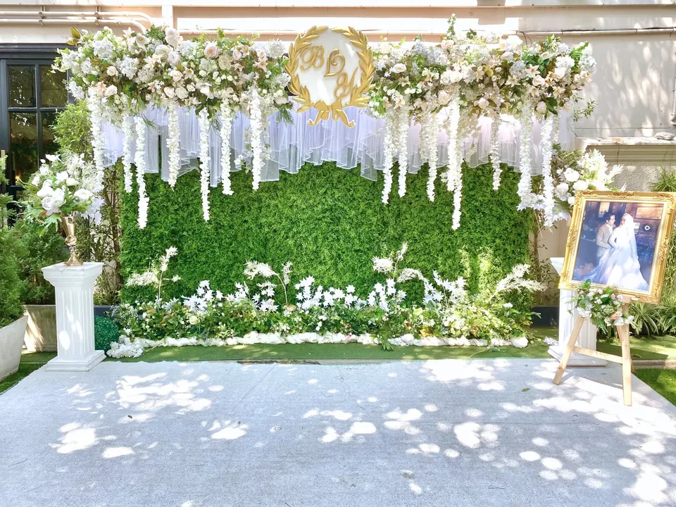 Backdrop งานแต่งดอกไม้โทนเขียวขาว